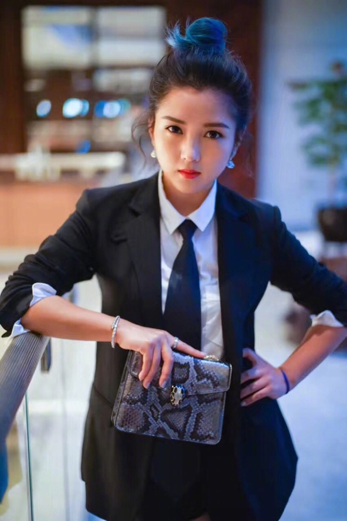 何洁图片