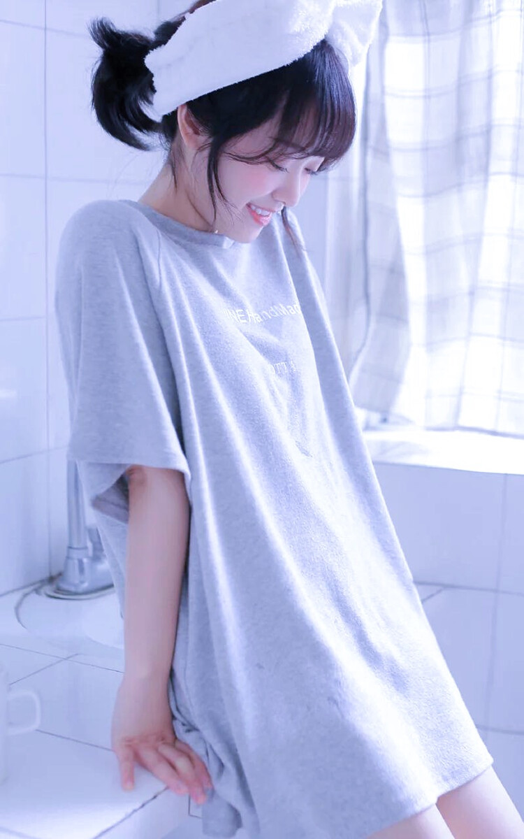 妖媚御姐白胖子深V性感激情诱惑写真图片