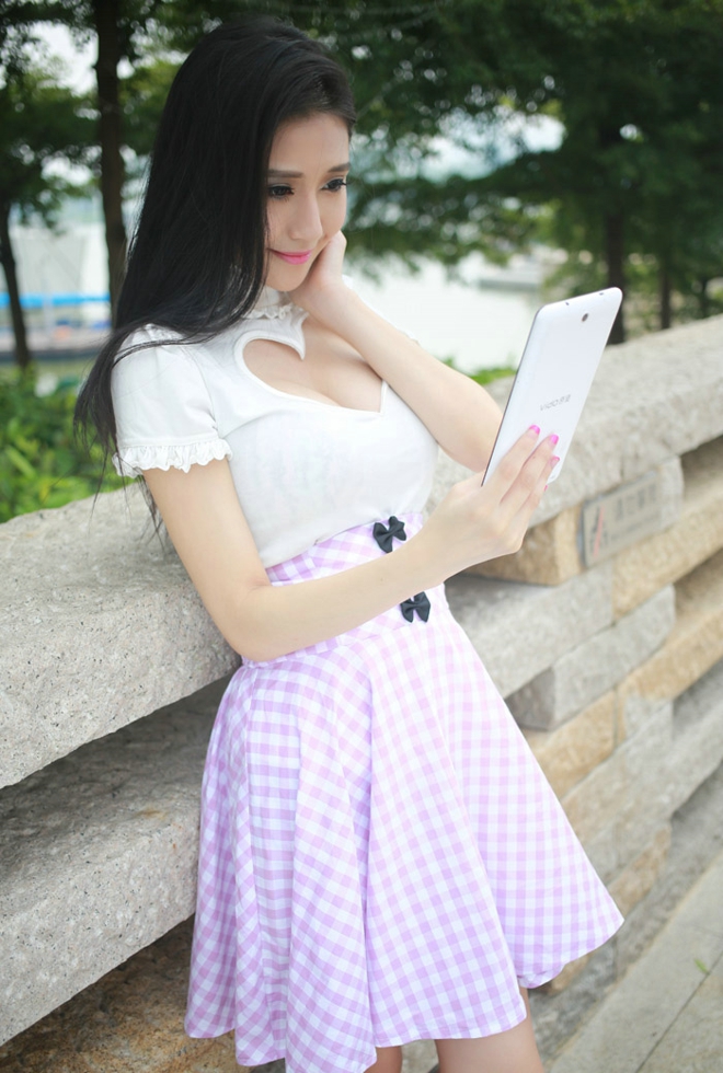 妖媚御姐白胖子深V性感激情诱惑写真图片