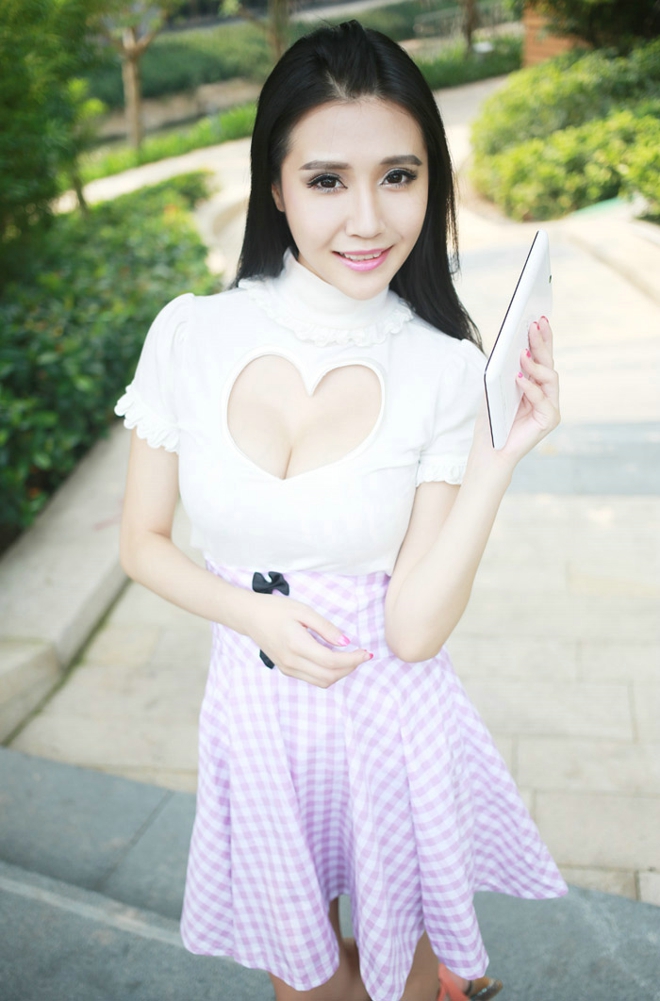 妖媚御姐白胖子深V性感激情诱惑写真图片