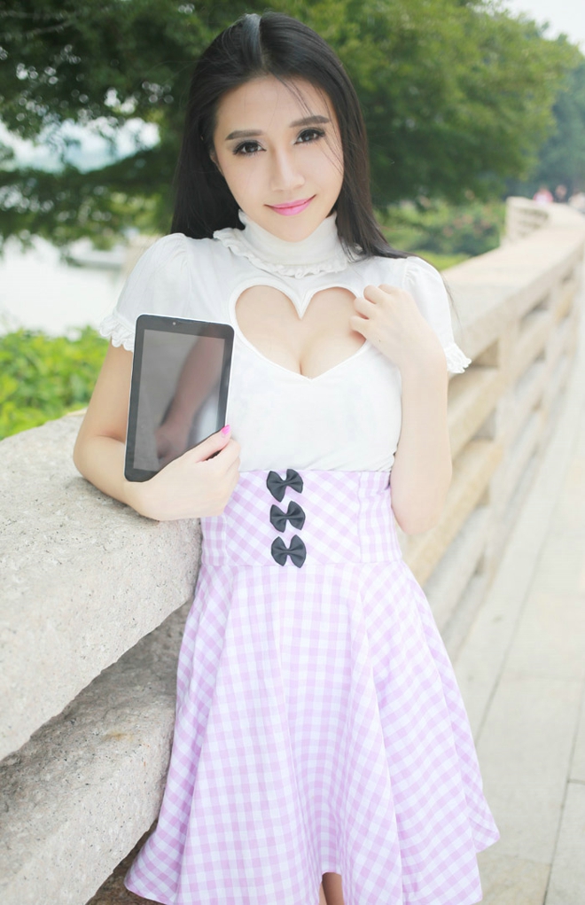 妖媚御姐白胖子深V性感激情诱惑写真图片