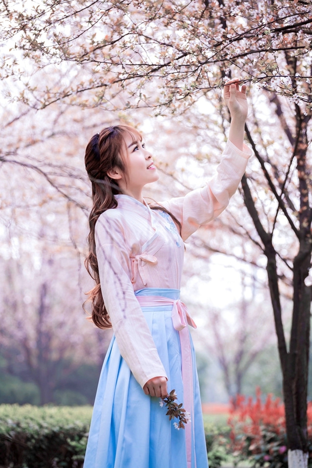 花树下的汉服美女清纯靓丽如花似玉写真图片图片
