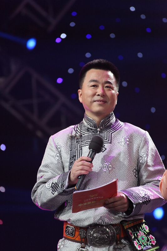 主持人纳森乌日塔图片  央视主持人图片图片
