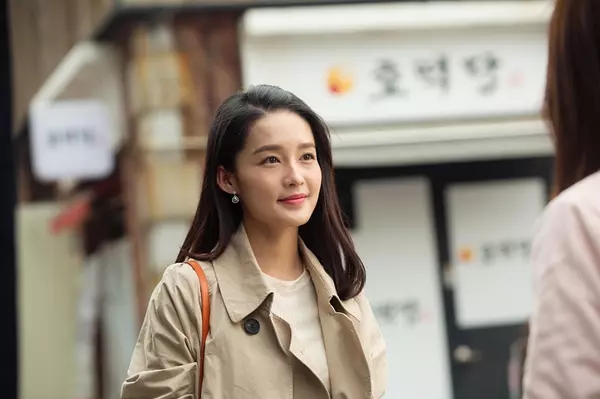 李沁最新性感街拍香肩微露写真图片图片