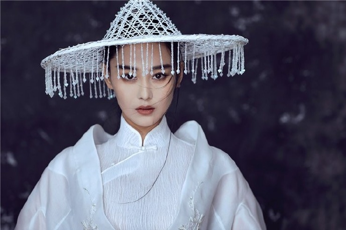 高清女星冯若绮红色性感靓丽写真图片图片