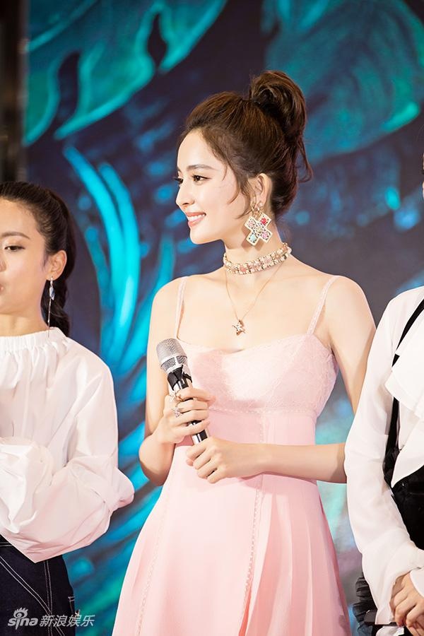 中国内地新疆乌鲁木齐市影视女演员古力娜扎清秀写真手机壁纸图片