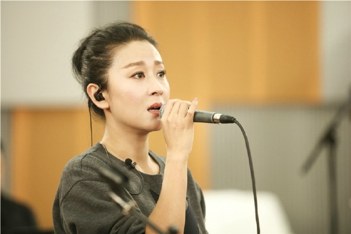 中国内地陕西省西安女演员苗圃鱼尾裙性感写真图片图片