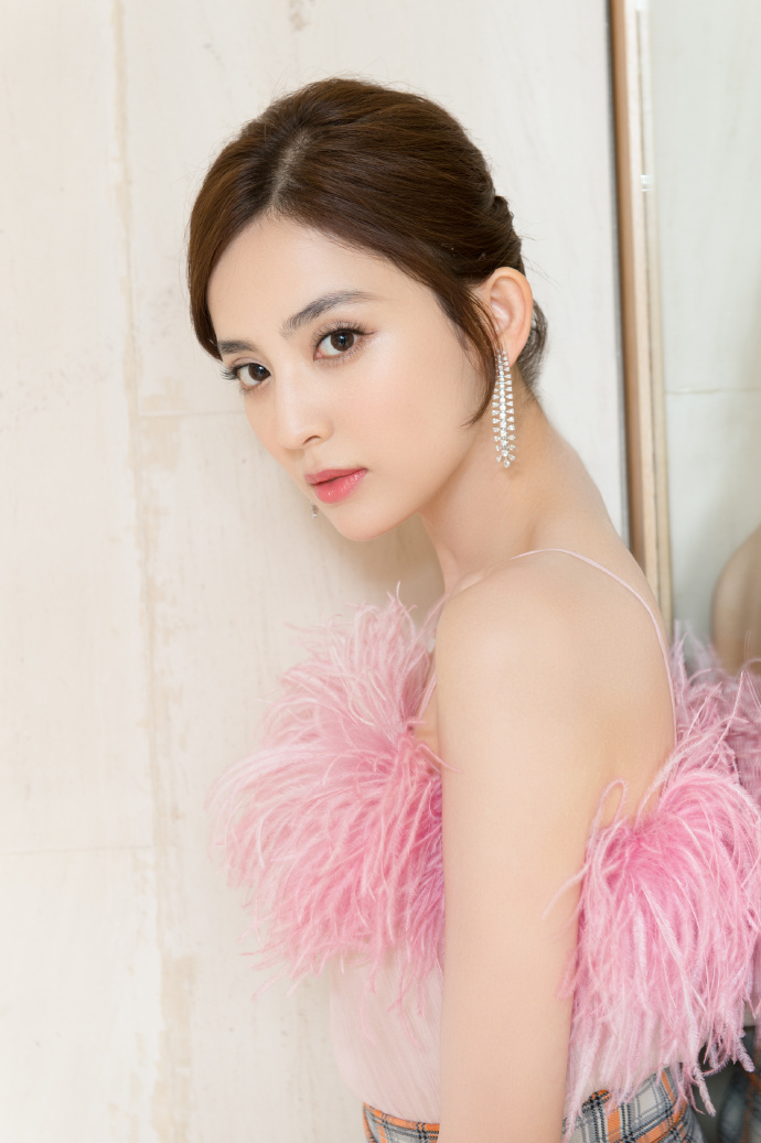 古力娜扎粉嫩可爱露肩装性感写真图片图片