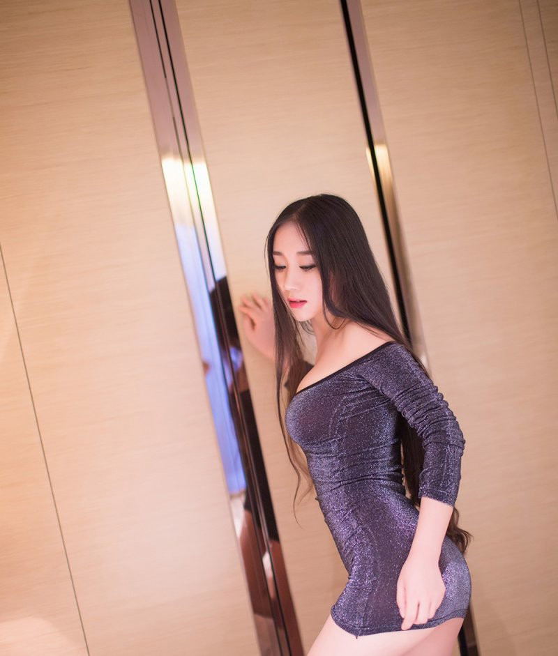 侯诗辰性感写真秀美腿双峰图片