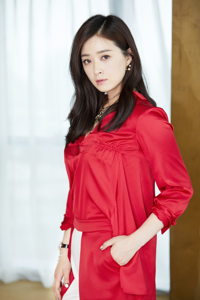 高清内地祖籍湖南益阳女演员华妃蒋欣诠释性感中的小清新时尚唯美写真图片
