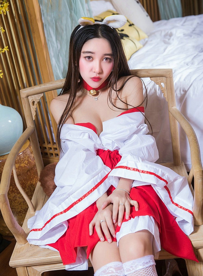 性感娇媚火辣美女李梓然美腿丝袜制服诱惑写真图片