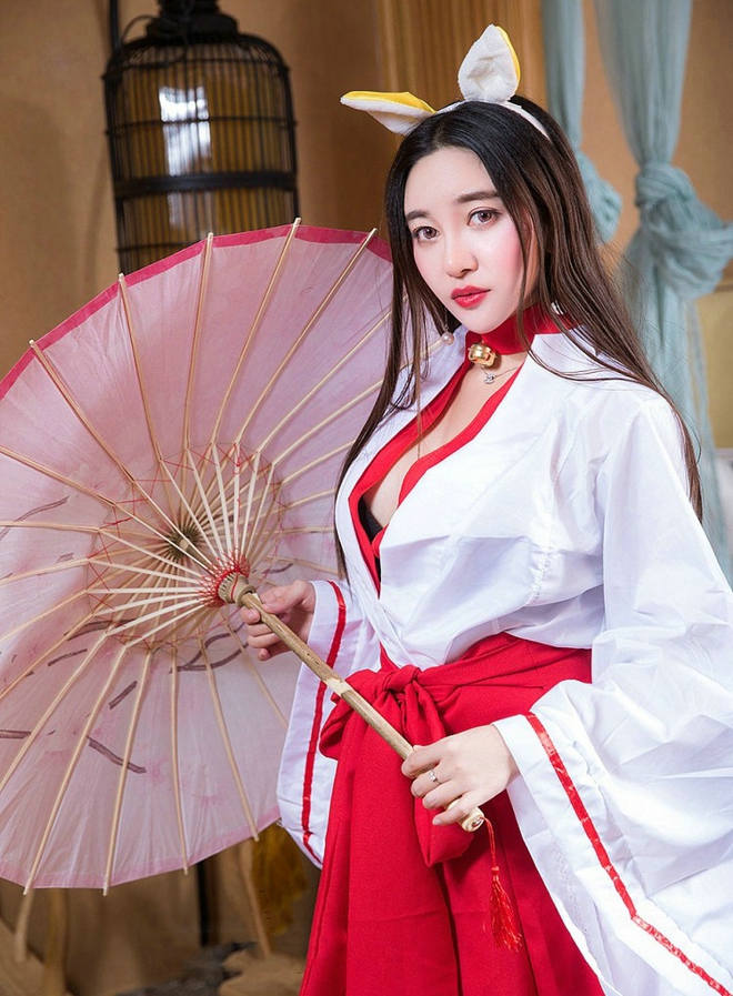 性感娇媚火辣美女李梓然美腿丝袜制服诱惑写真图片