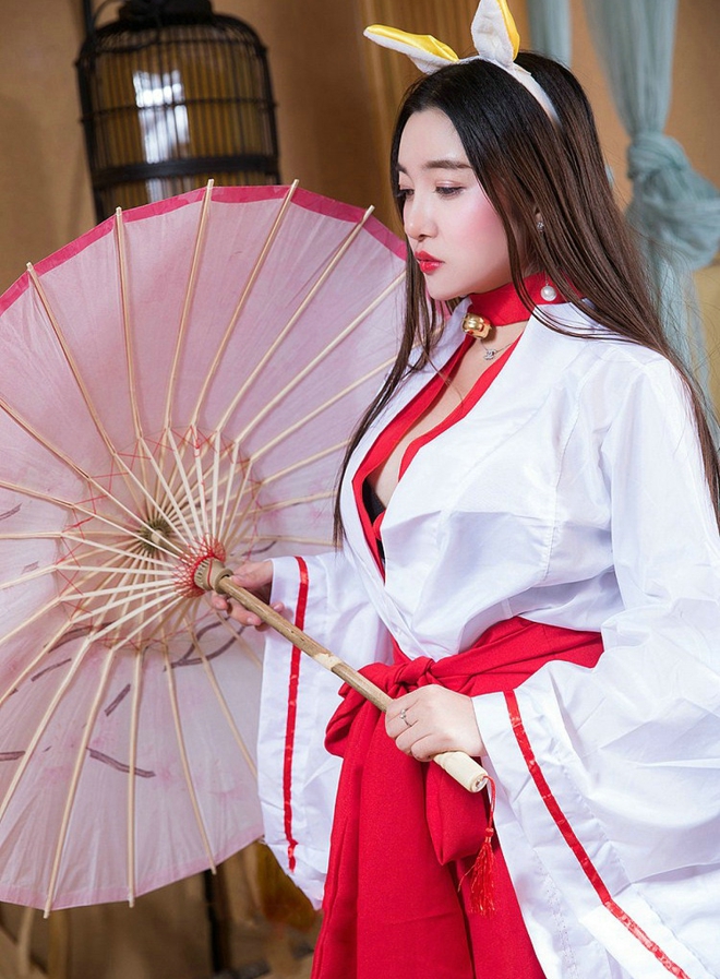性感娇媚火辣美女李梓然美腿丝袜制服诱惑写真图片