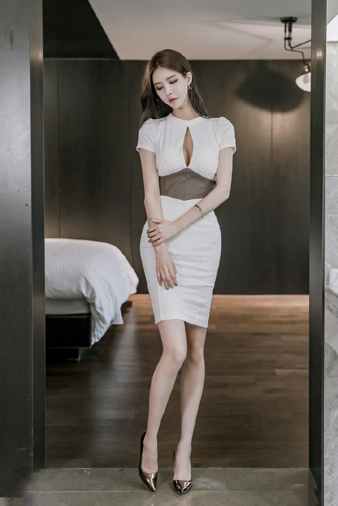 高挑骨感美女胸器逼人香艳风情私房写真图片