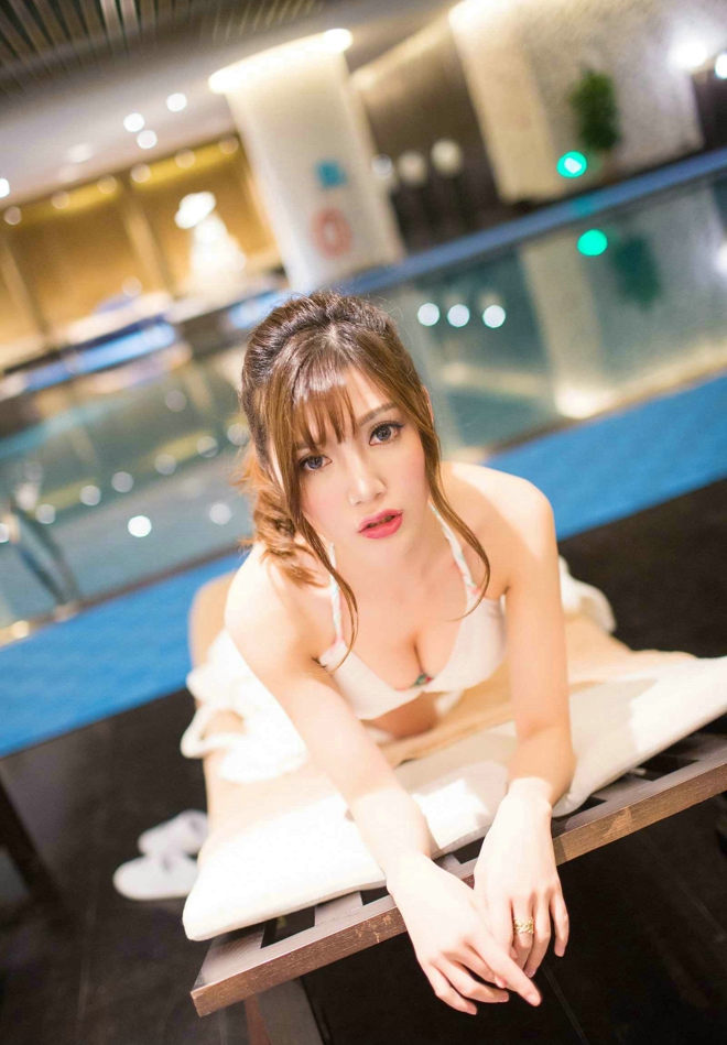 女神张芷昕火辣护士制服开胸写真图片