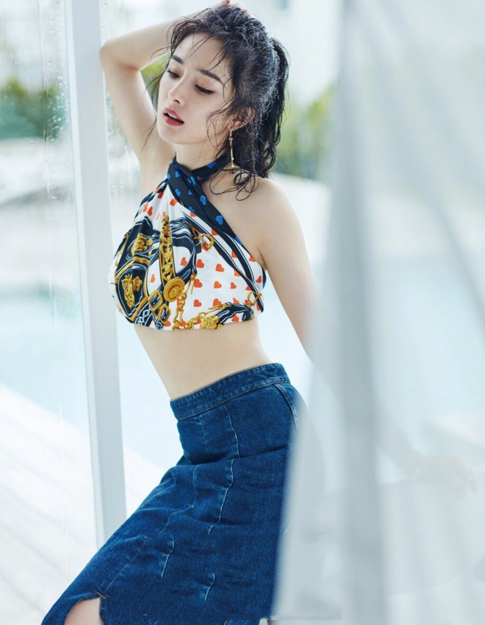 杨幂香肩冷艳动人封面写真图片