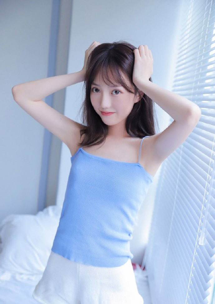 深夜寂寞的女人  性感丰满美女床上自拍照图片