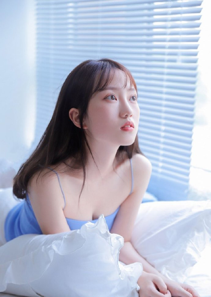 仙女美少女可爱清新蓝色背心俏皮写真图片图片