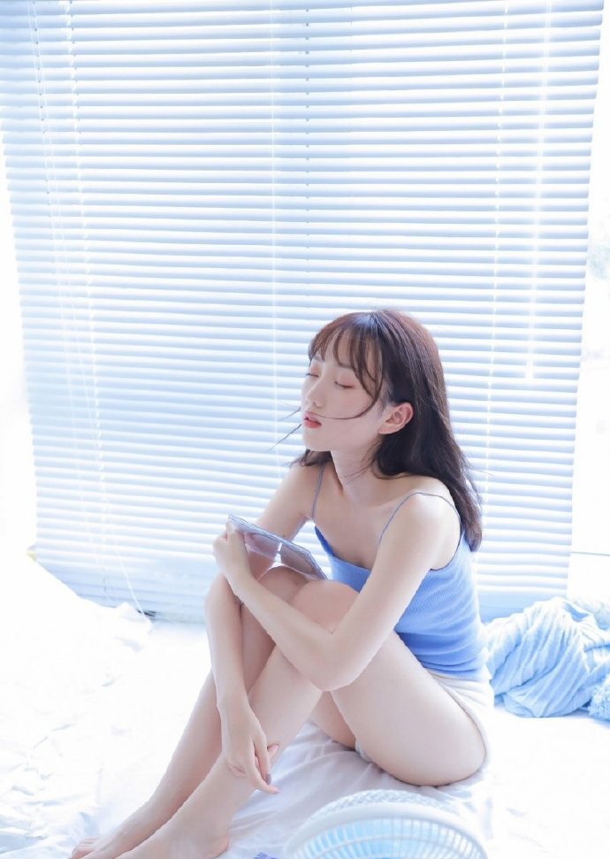 深夜寂寞的女人  性感丰满美女床上自拍照图片
