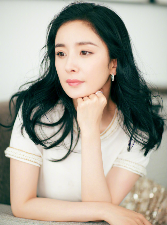 杨幂最新杂志写真图片：清纯又性感图片