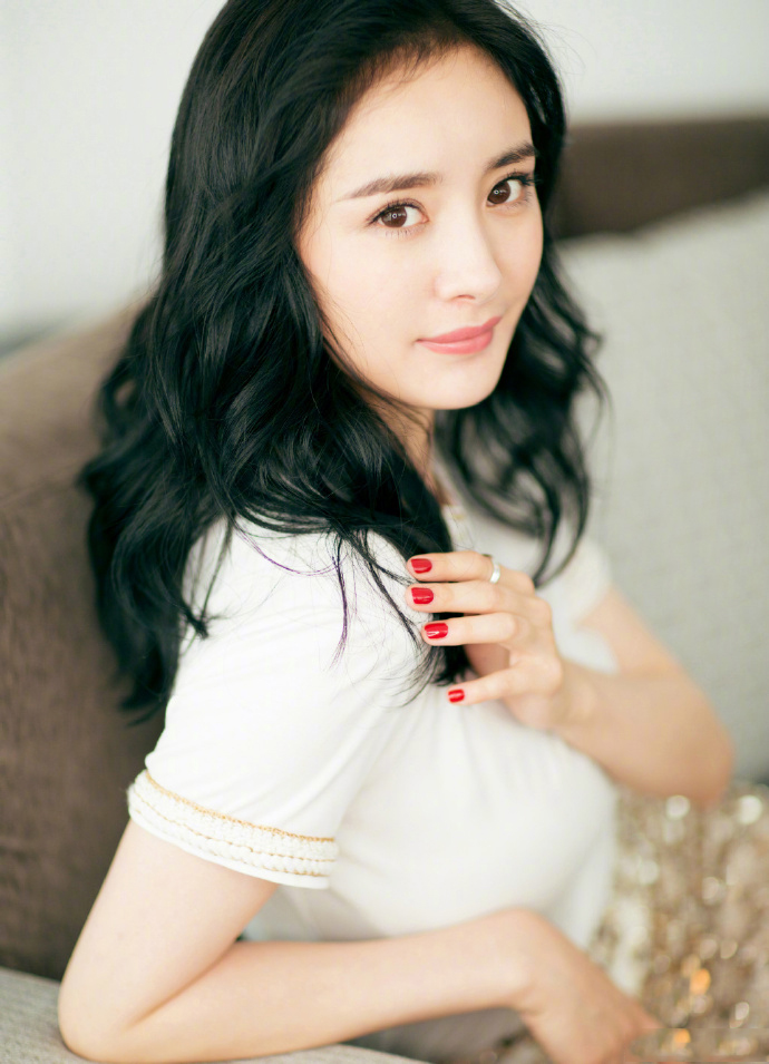 杨幂最新杂志写真图片：清纯又性感图片