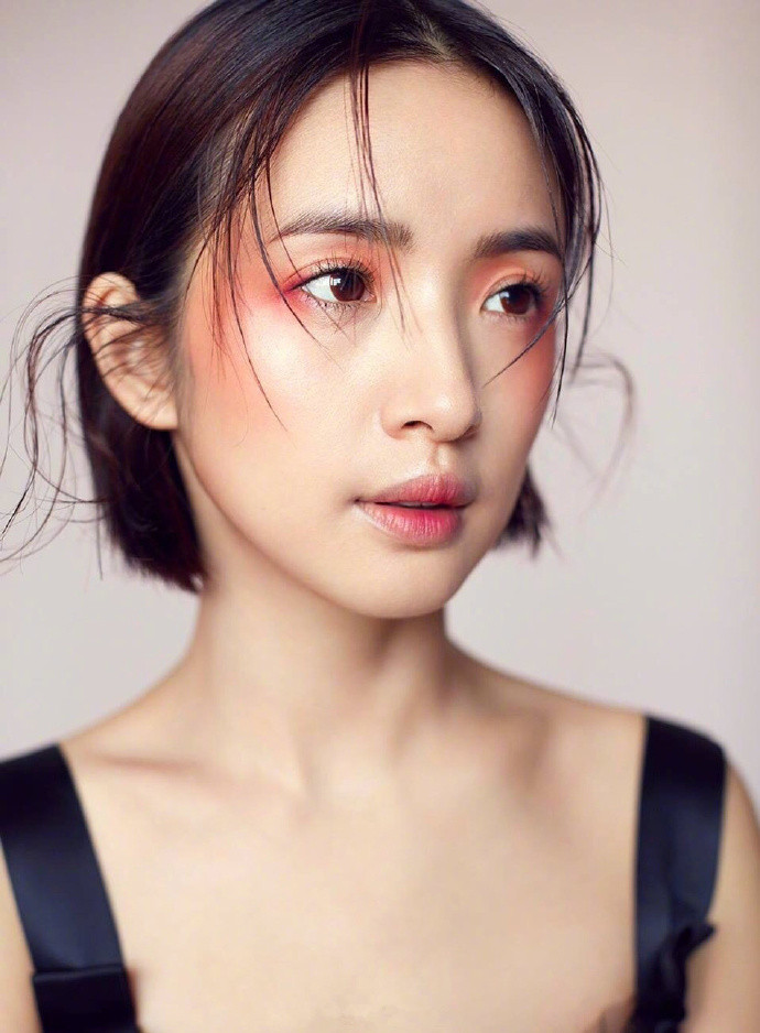 林依晨迷人微醺装时尚杂志写真图片