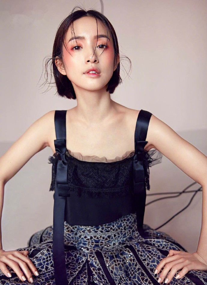 林依晨迷人微醺装时尚杂志写真图片