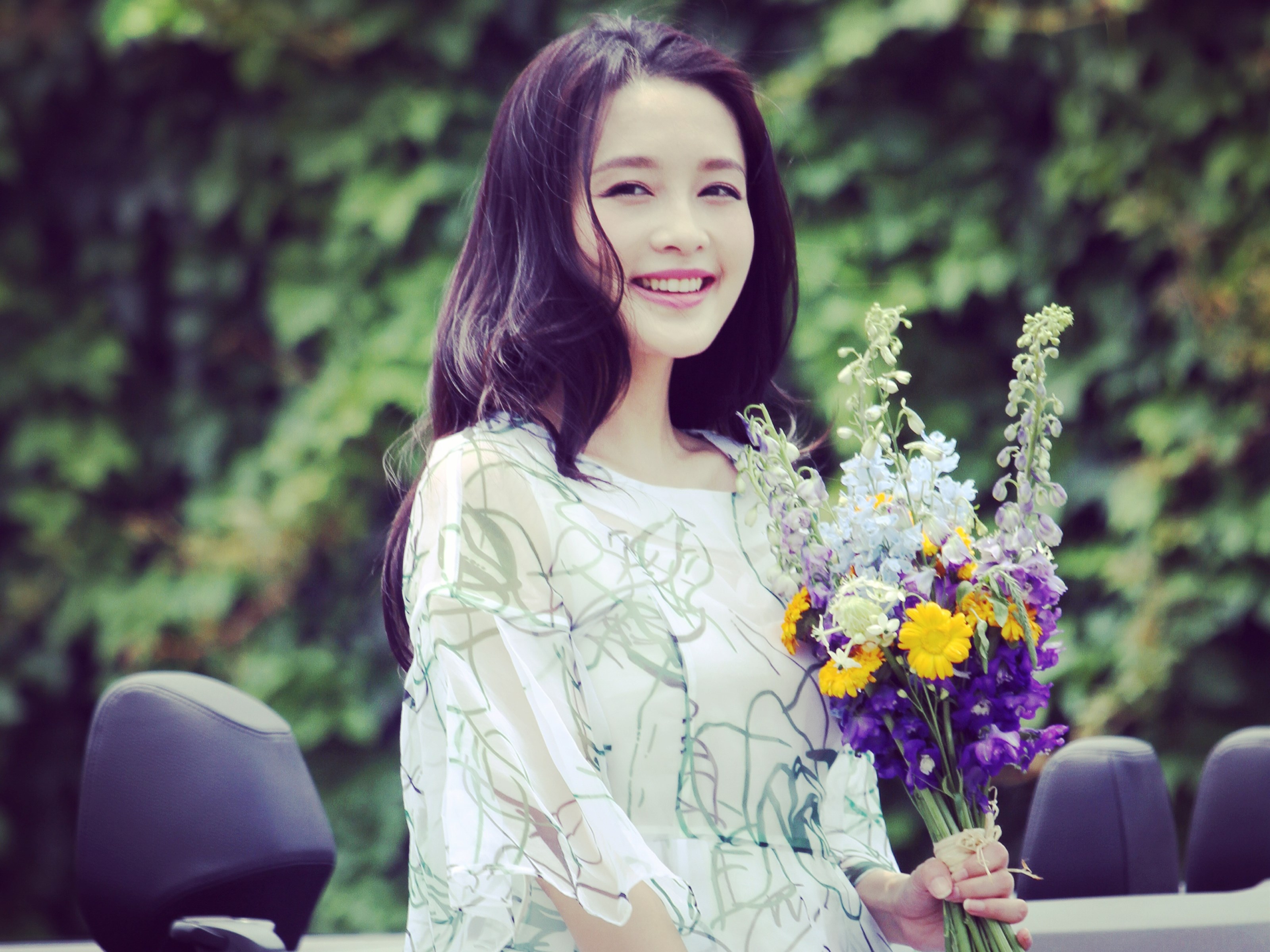 李沁性感黑白配唯美迷人写真图片