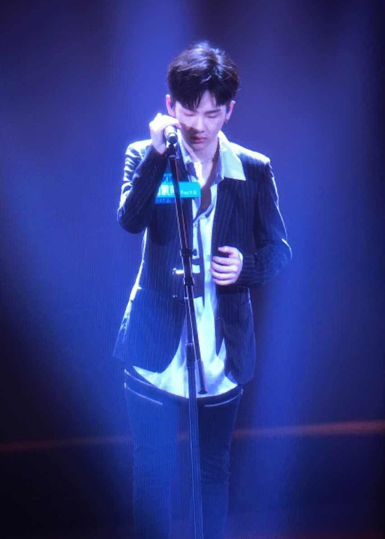 高清大陆男明星明日之子周震南舞台表演高清图片图片