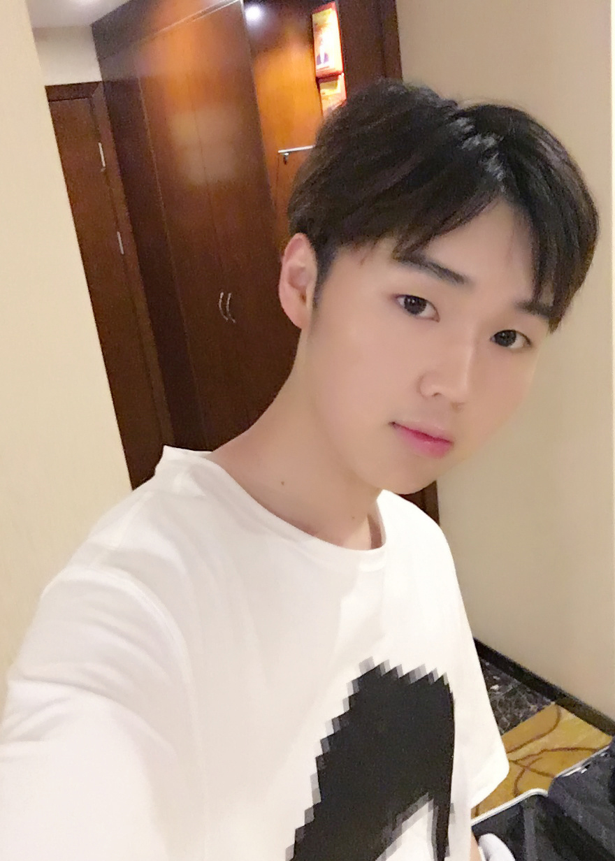 高清男星明日之子张洢豪自拍写真图片
