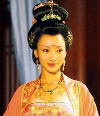 中国内地湖南衡阳女演员柳岩白色抹胸小秀香沟性感十足的图片图片