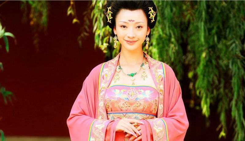 中国内地湖南衡阳女演员柳岩白色抹胸小秀香沟性感十足的图片图片