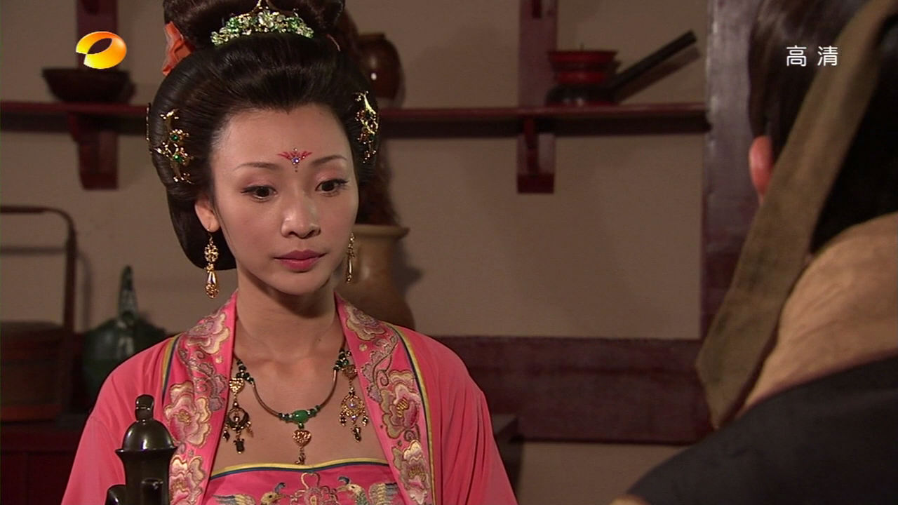 中国内地湖南衡阳女演员柳岩白色抹胸小秀香沟性感十足的图片图片