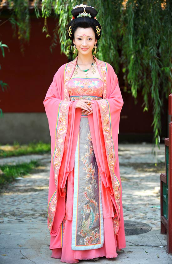 中国内地湖南衡阳女演员柳岩抹胸长裙露肩性感写真高清宽屏壁纸图片