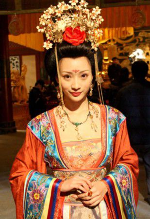 中国内地湖南衡阳女演员柳岩抹胸长裙露肩性感写真高清宽屏壁纸图片