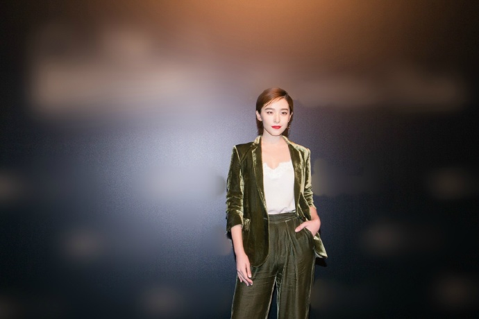 高清中国内地代黑龙江省哈尔滨新生女演员阚清子眼眸动人清新性感时尚大气艺术写真图片图片