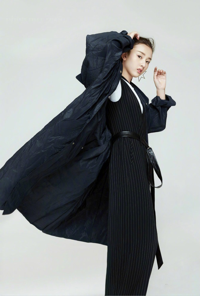 中国北京当代95后女演员小哪吒宋祖儿时尚清新写真桌面壁纸图片