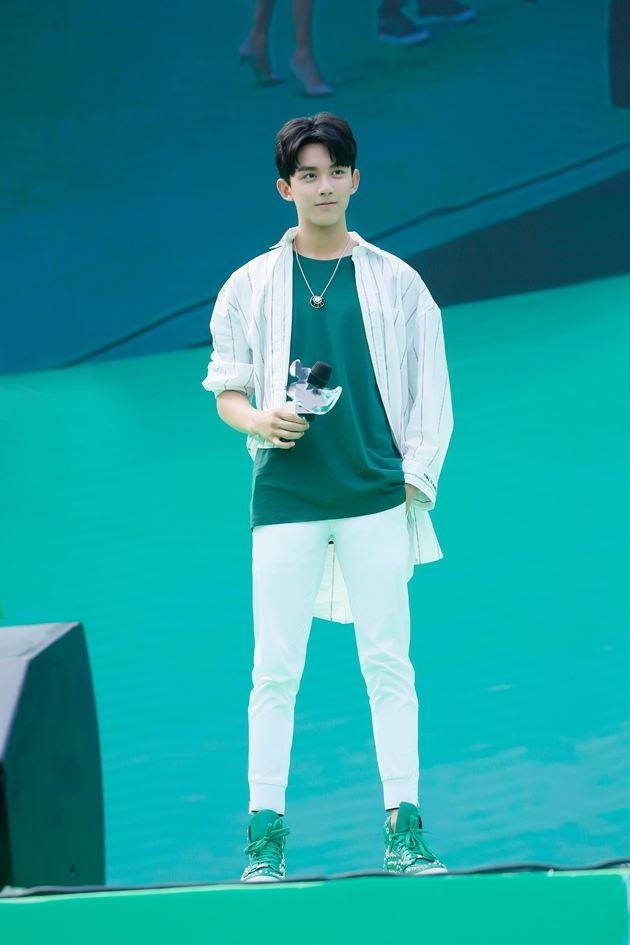 中国内地男演员吴磊酷帅有型写真桌面壁纸图片 中国内地男演员吴磊酷帅有型写真桌面壁纸图片