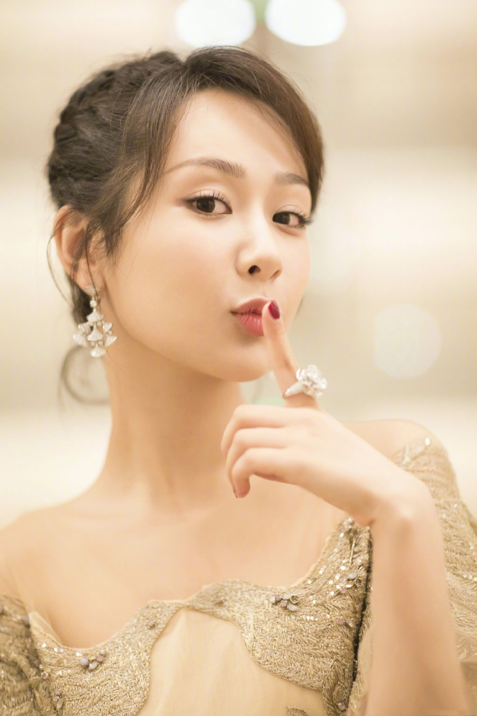 杨紫颁奖礼唯美礼服俏皮写真图片图片