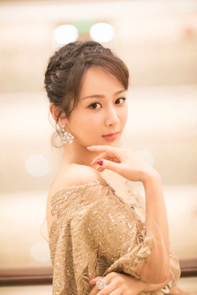 杨紫颁奖礼唯美礼服俏皮写真图片图片