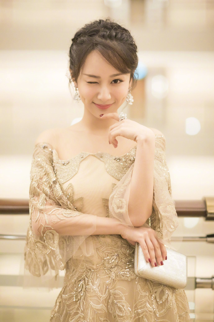 杨紫颁奖礼唯美礼服俏皮写真图片图片
