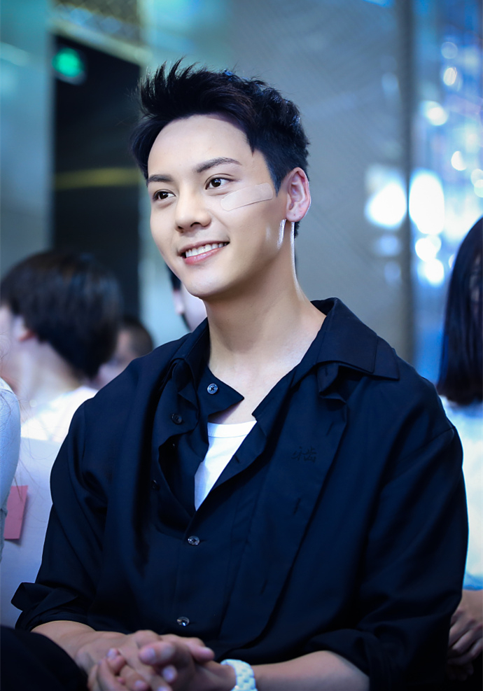 中国香港华语影视男演员歌手陈伟霆第四张个人专辑《headsortails》宣传写真图片陈伟霆专辑封面写真图片图片