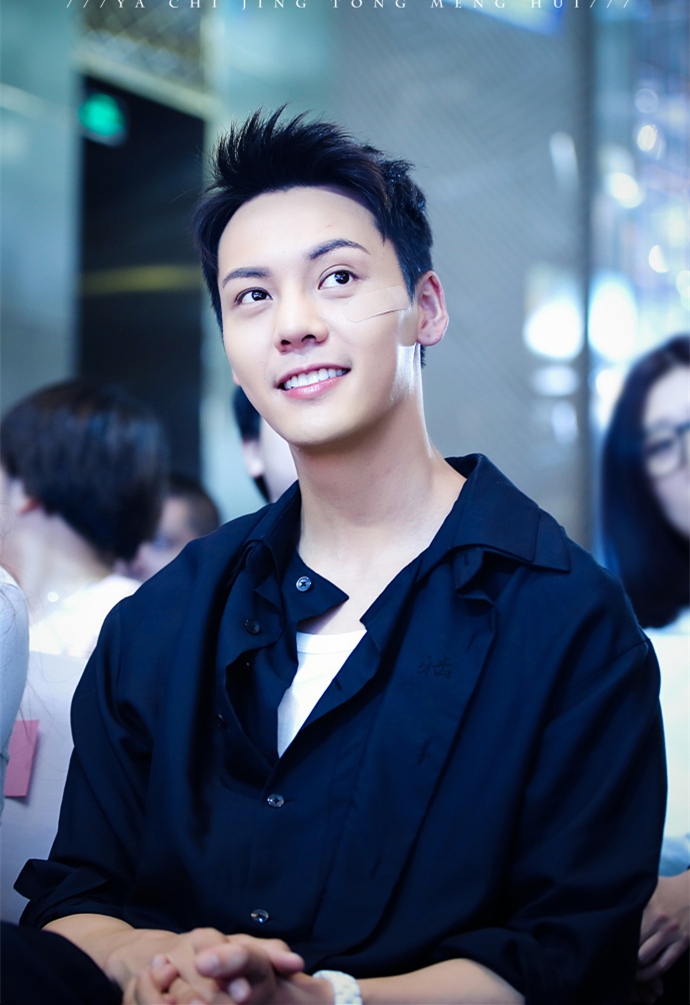 中国香港华语影视男演员歌手陈伟霆第四张个人专辑《headsortails》宣传写真图片陈伟霆专辑封面写真图片图片