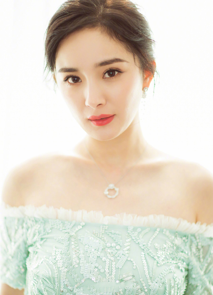 杨幂香肩冷艳动人封面写真图片