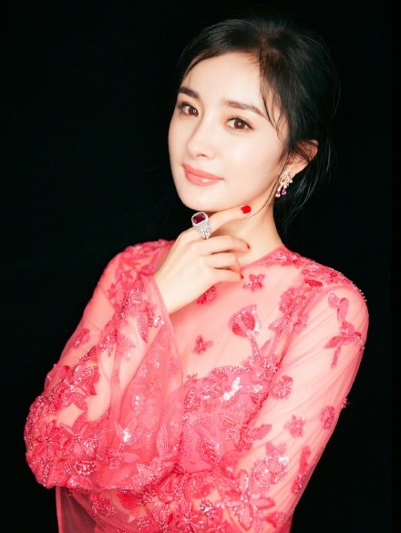 杨幂香肩冷艳动人封面写真图片