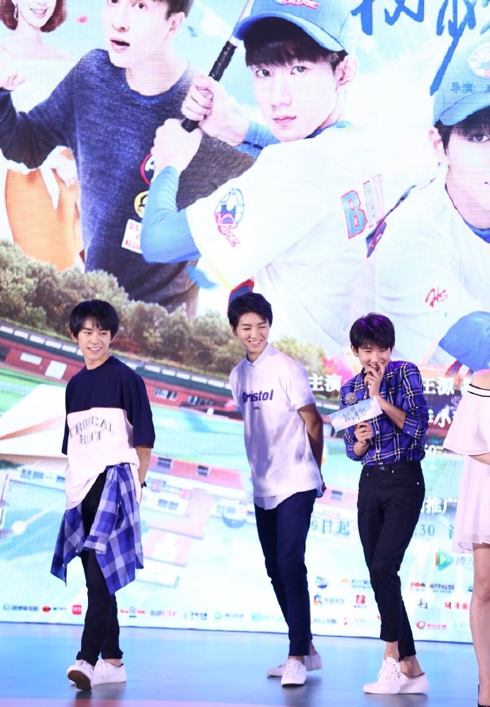 TFBOYS 三人帅气黑色礼服现身 TFBOYS图片图片