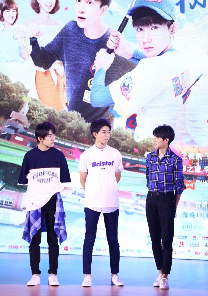 TFBOYS代言步步高广告 和何炅老师合照图片