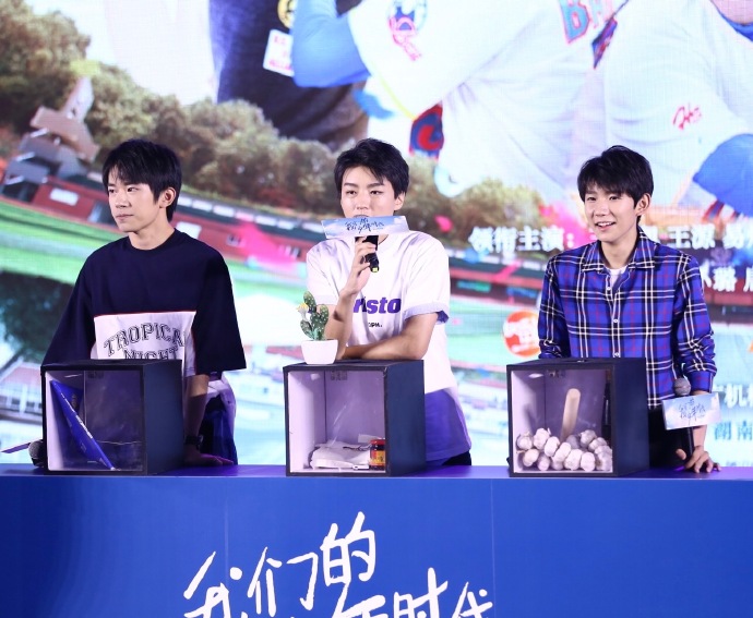 TFBOYS代言步步高广告 和何炅老师合照图片