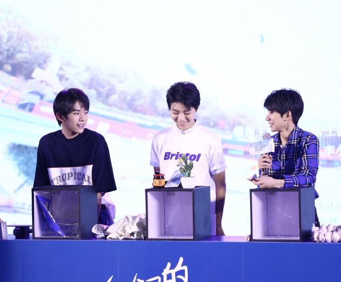 TFBOYS代言步步高广告 和何炅老师合照图片