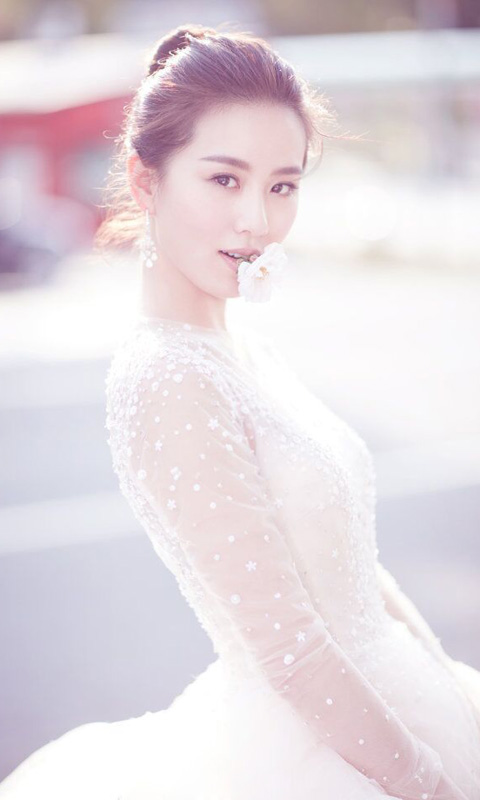 刘诗诗《梦幻西游》花絮美图：小狮子们舔起来图片